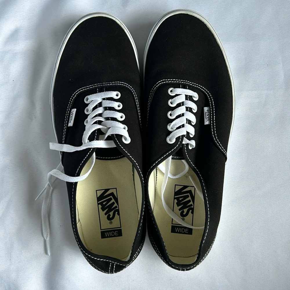 EUC Vans Men’s wide lace up. size 11.5